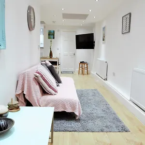 Newly Refurbished 2 Bedroom In The Heart Of Greenwich London