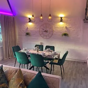 https://lovely-2-bedroom-penthouse-apartment-in-chester-free-parking.hotelsin-chester.com